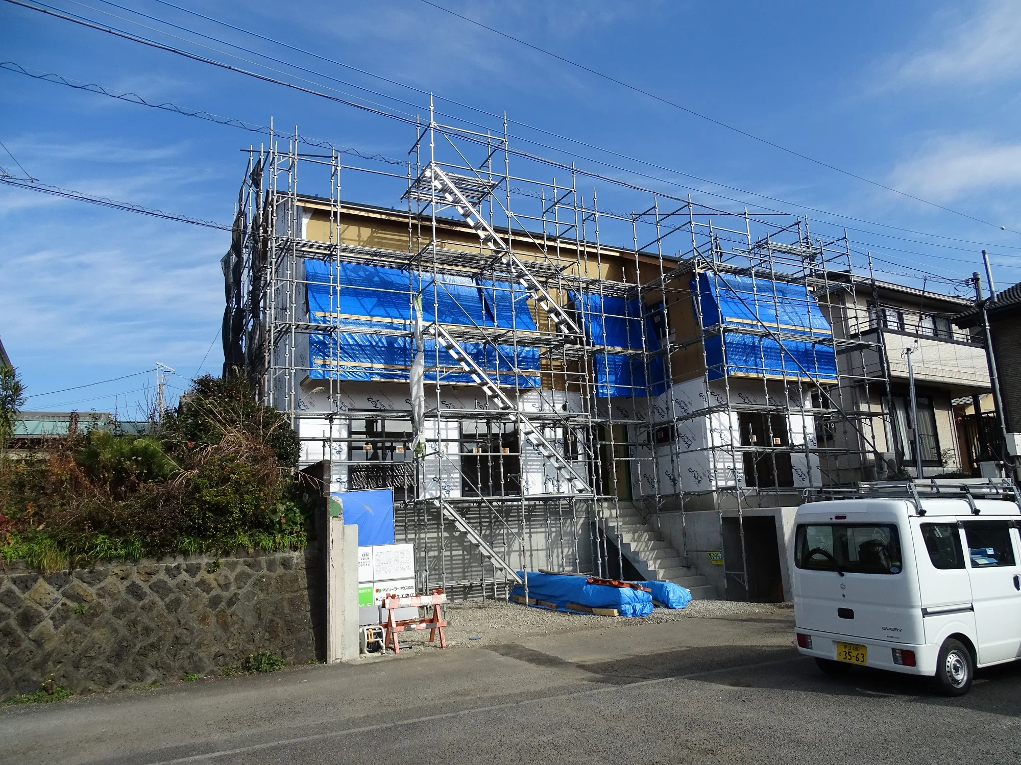 防水シート・電気配線・断熱材施工