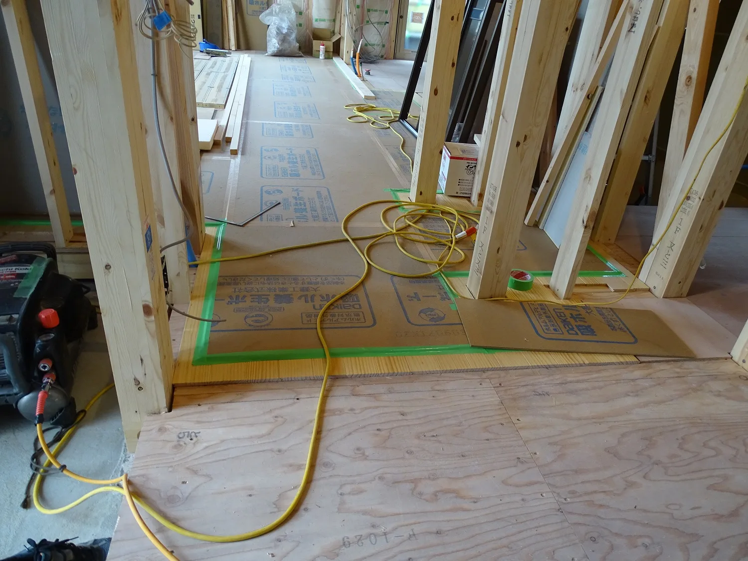 大工工事床施工中