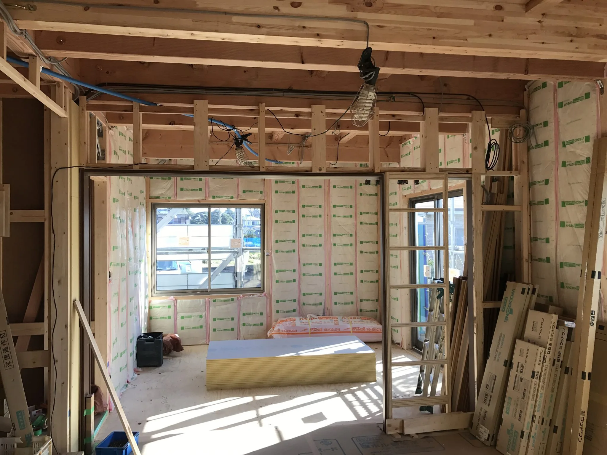 ガルバリウム鋼板外壁施工中