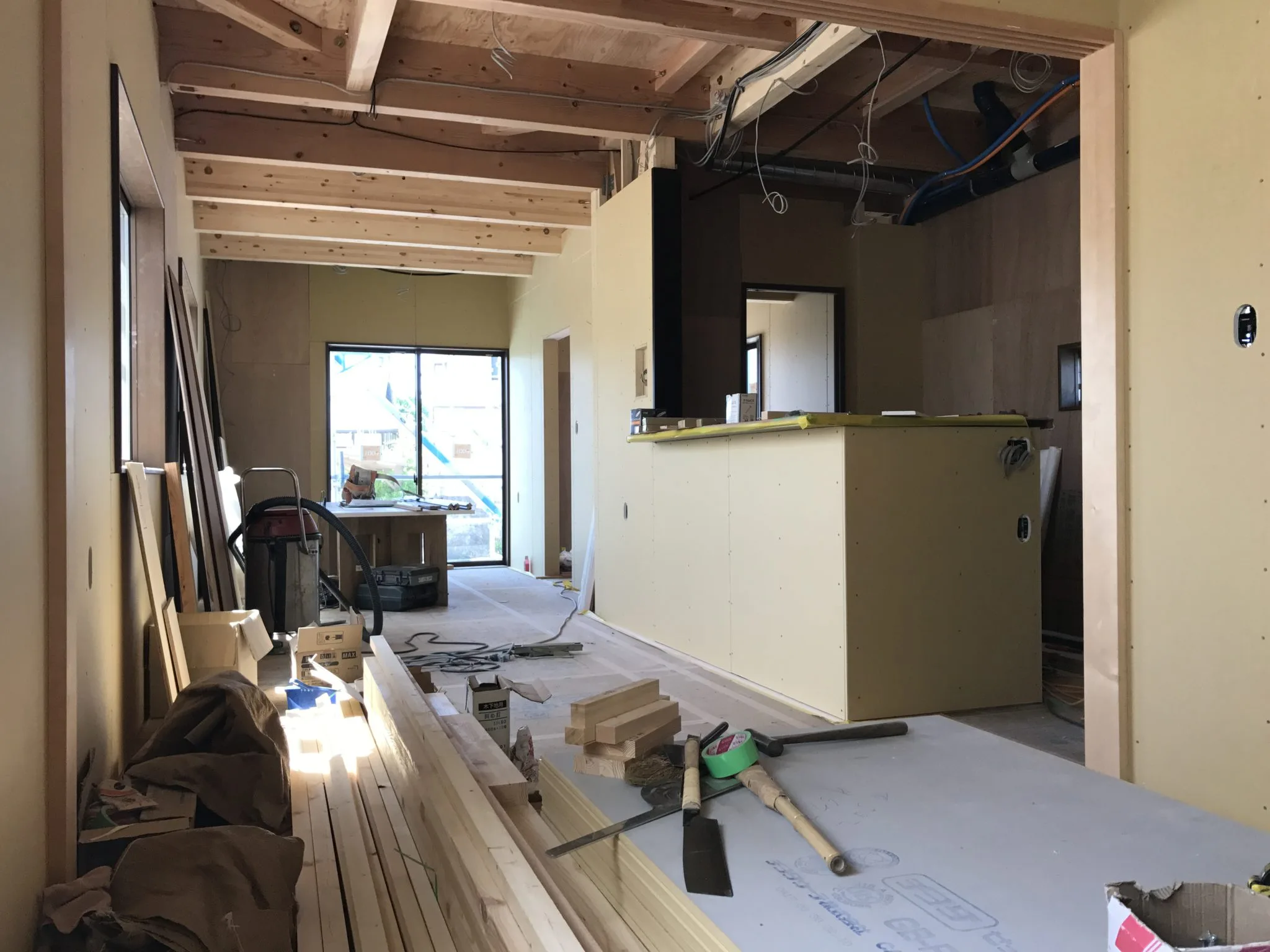 大工工事中（石膏ボード）