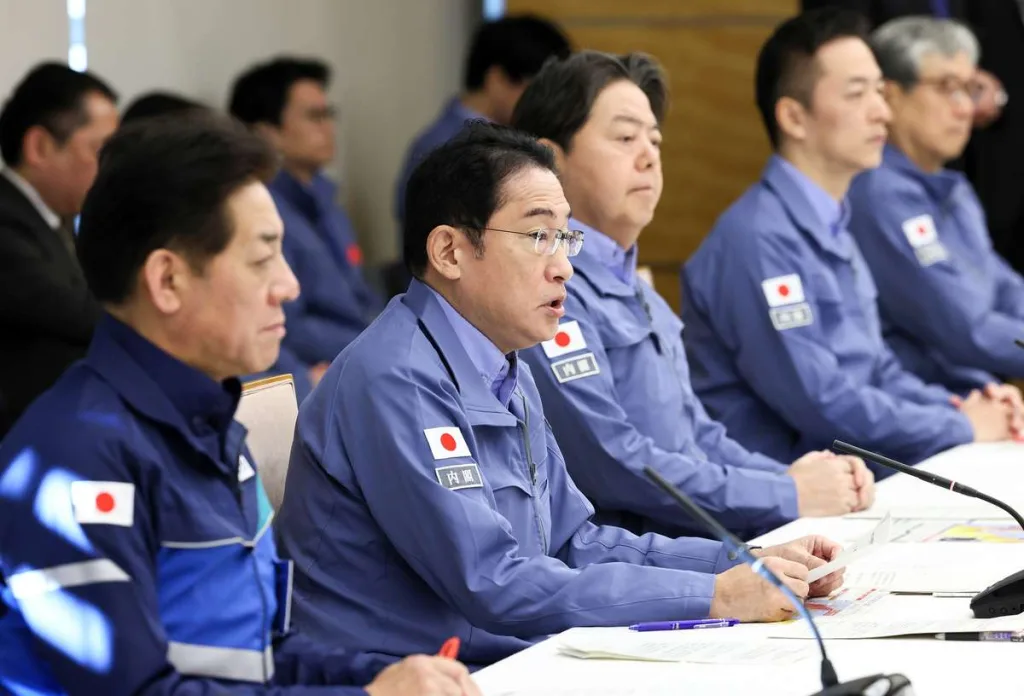 岸田総理大臣が首相官邸で開いた非常災害対策本部会議で発言する様子の写真