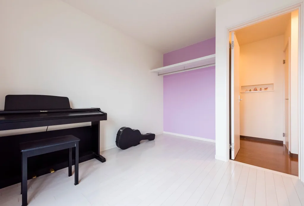 新築住宅の子供部屋にピアノとギターが飾ってある写真
