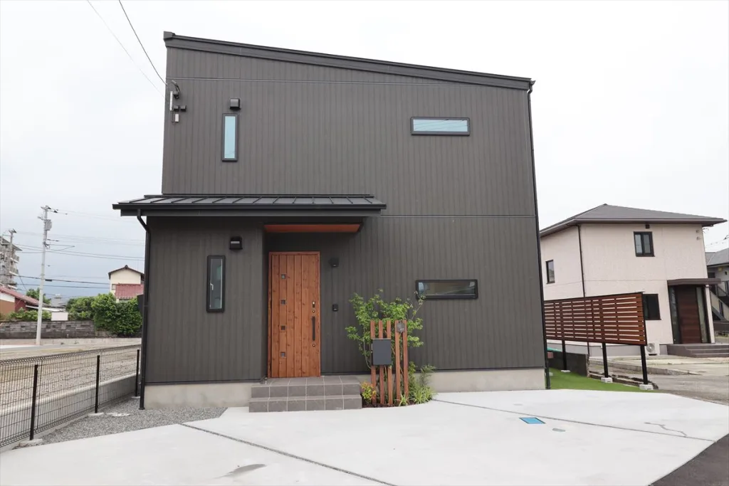 黒を基調としたビターテイストの住宅の外観写真