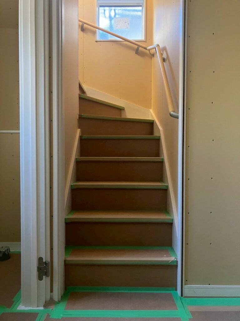 この階段には引き戸が設置されます。2Fからの冷気を防ぐためです