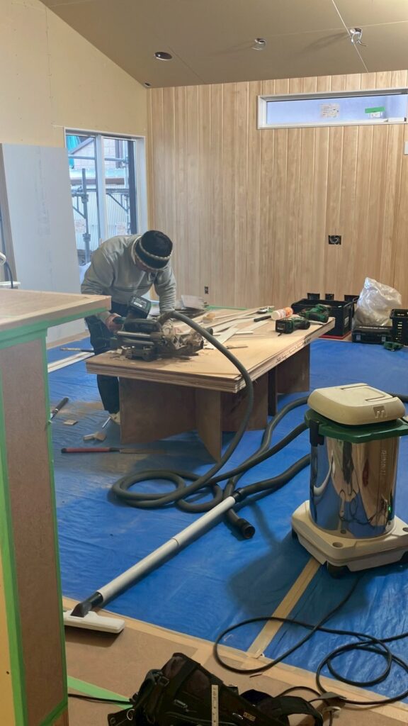 大工が巾木を寸法通りに施工